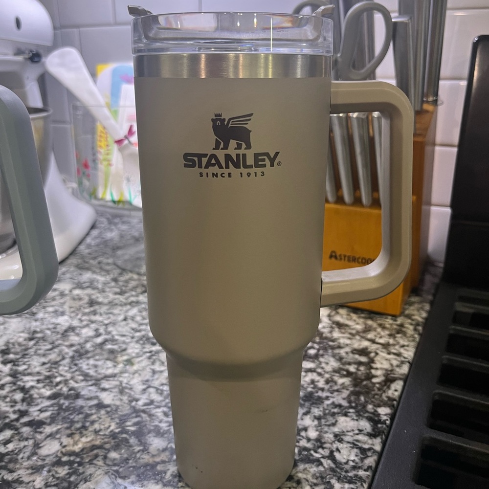 Stanley quencher tumbler 40 oz tan